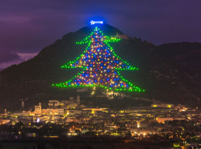 Dal cuore verde dell'Italia, l'albero di Natale più grande del mondo. Uno spettacolo illuminato da quasi mille lampadine