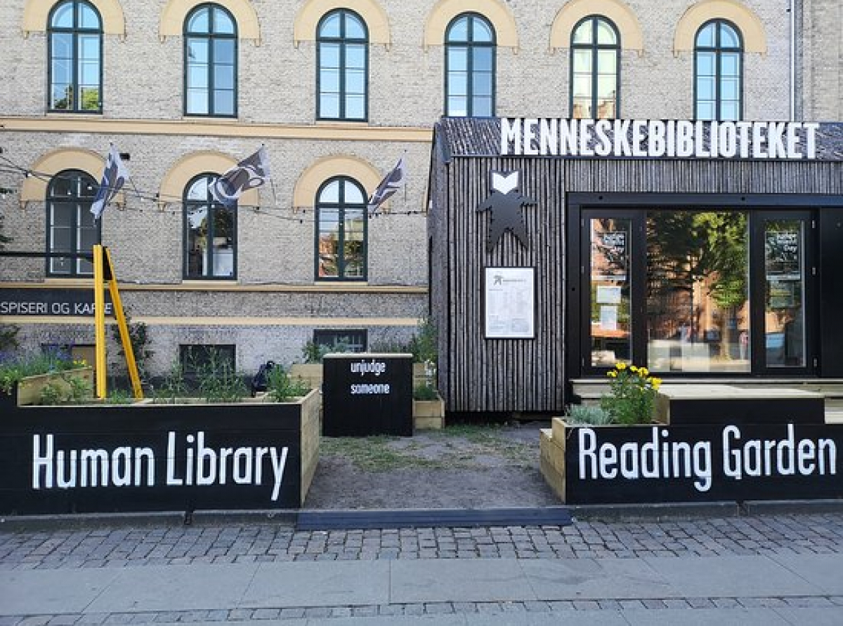 Menneskebiblioteket: la biblioteca dei libri in carne ed ossa. Per ascoltare una storia e combattere i pregiudizi