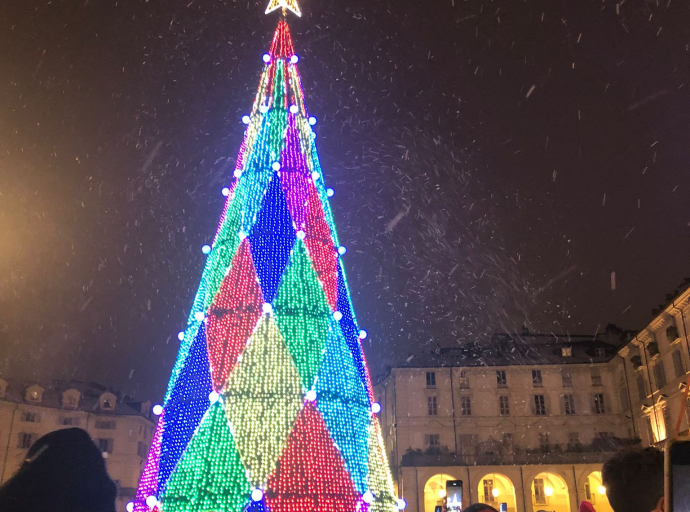 Dall'8 dicembre luci di Natale accese in piazza Vittorio per un 2022 di luce, fiducia e speranza