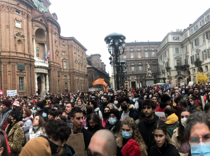 Ddl Zan: a Torino un migliaio in piazza per urlare "Vergogna!" dopo la bocciatura in Senato e i cori da stadio