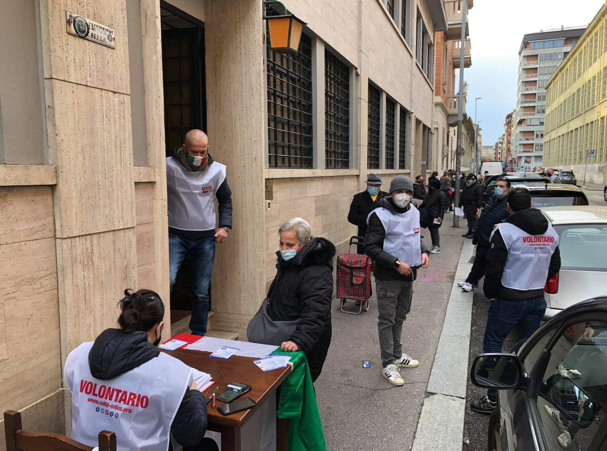 Torino, povertà in aumento: pacchi alimentari a oltre 60 famiglie. Sono stati distribuiti in via Cellini dai volontari di Sol.Id