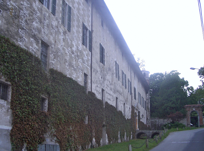 Castello di Parella incastonato tra colline e vigneti di Erbaluce. Rimaneggiato in clima rinascimentale