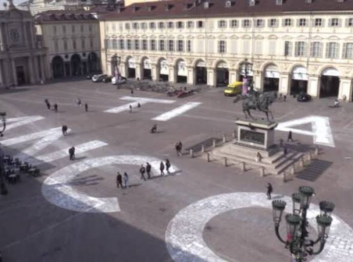 La storia del gigantesco "Ti amo ancora" in Piazza San Carlo. Scritta cancellata con tempestività dall’Amiat 