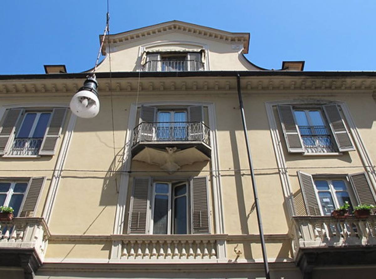 La Torino misteriosa di balconi e pipistrelli. L'originale aggiunta a un palazzo nel cuore di San Salvario
