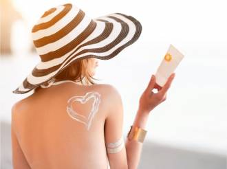 Cosa scegliere tra crema solare o vitamina D? La risposta del medico: entrambe