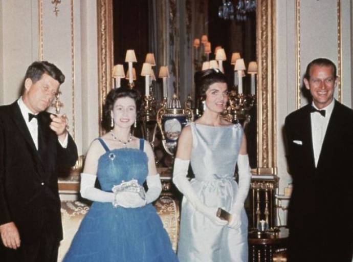 Elisabetta II in quasi un secolo ha scritto la storia della moda europea con classe e semplicità