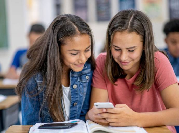 In Italia aumentano le scuole "Smartphone free". L'obiettivo? Tornare alla socializzazione face to face
