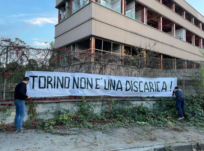 Discariche abusive in via Sempione. La protesta dei volontari di Torino Tricolore