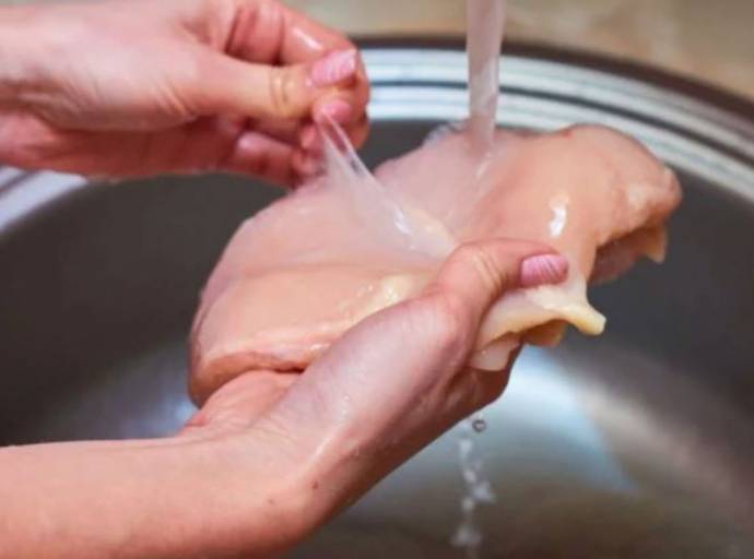 Lavare il pollo sotto l'acqua corrente è sbagliato. Gli schizzi possono diffondere batteri al resto della cucina