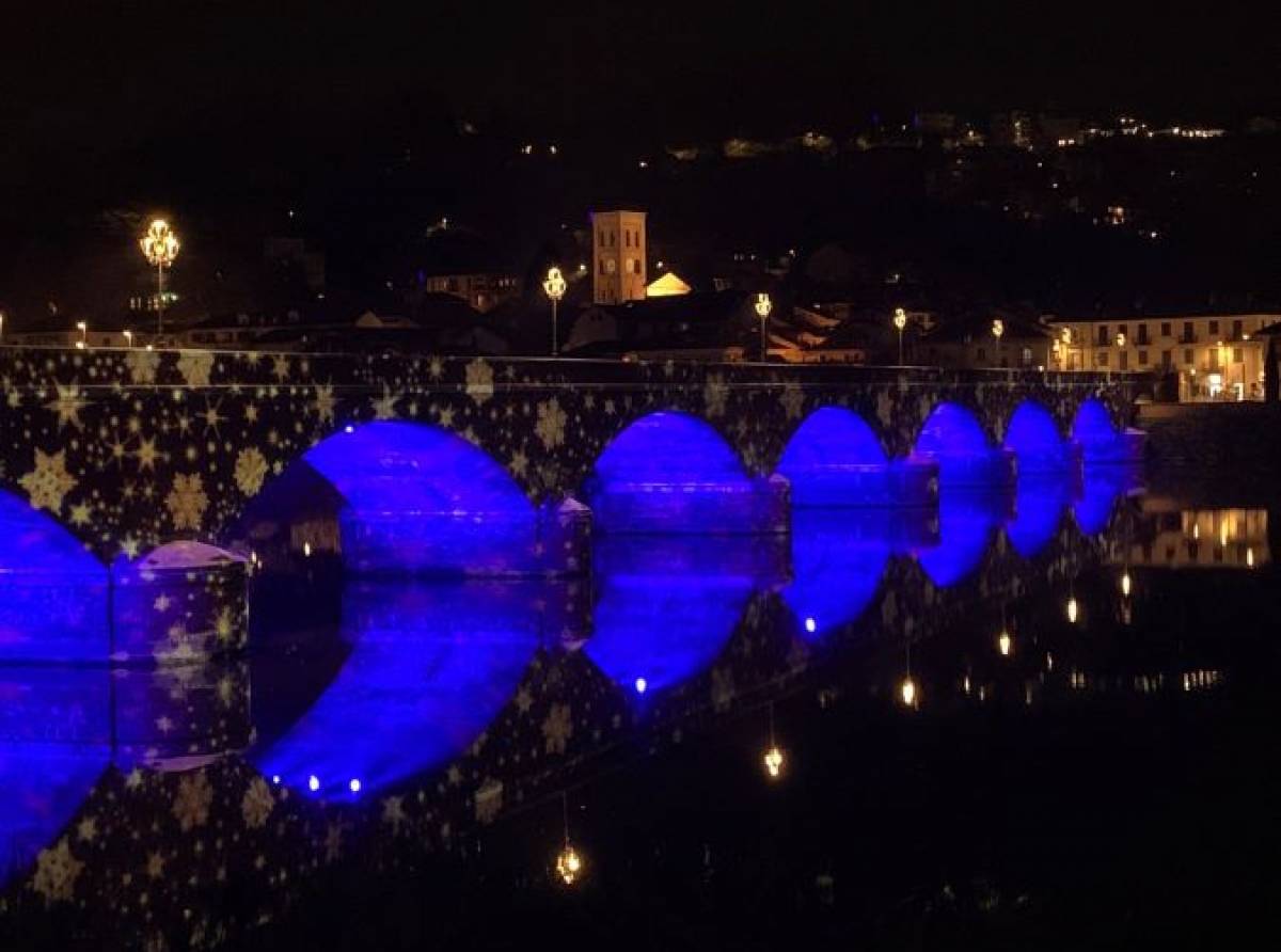 Con l'accensione delle luminarie e l'illuminazione del Ponte Vecchio è iniziato il Natale di San Mauro Torinese