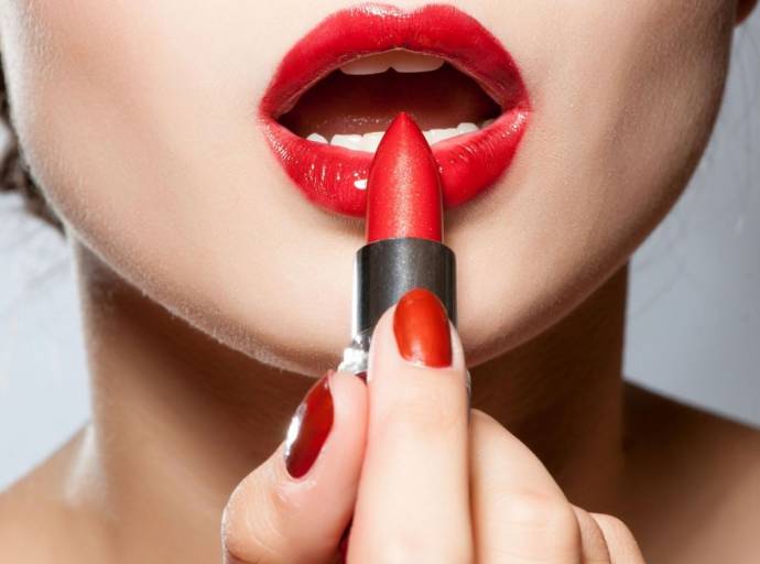 Il lipstick effect fa tremare gli economisti. Il boom di acquisti di rossetti è un segnale sull'andamento dell'economia? 