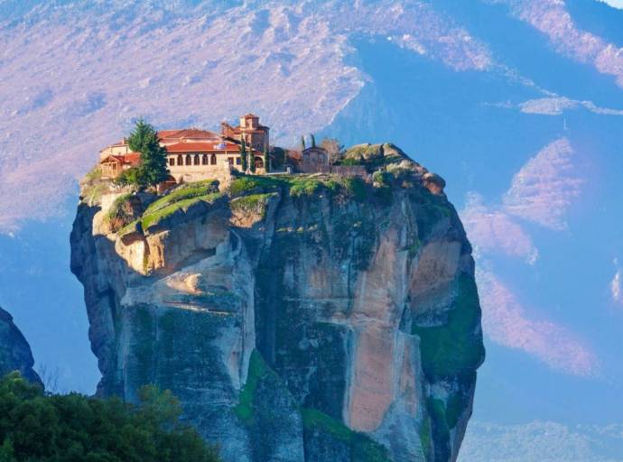 Grecia, lo spettacolo mozzafiato di Meteora. Un luogo di monasteri che sembrano fluttuare