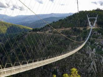 La passerella in cielo per camminare tra le nuvole. In Portogallo il ponte sospeso pi&ugrave; lungo e spettacolare del mondo