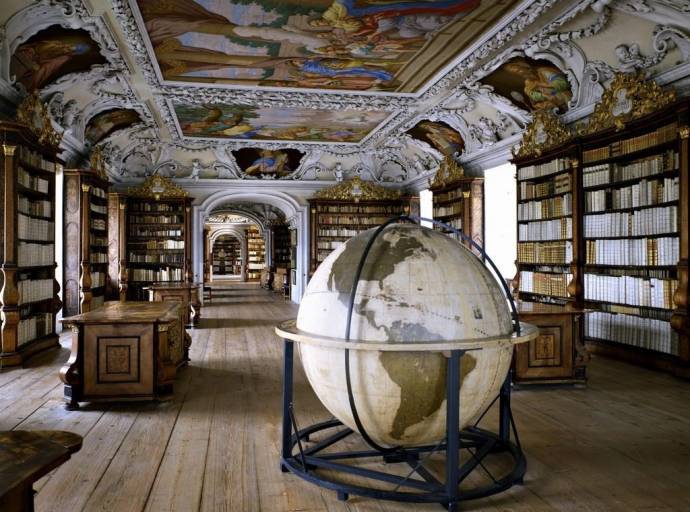 Il fascino delle biblioteche in mostra ad Ivrea  con le foto di Listri e l'arte contemporanea di Veneziano