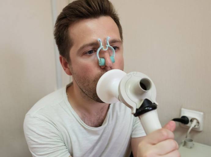 Tira e un bel respiro e fai la spirometria per riconoscere lo stato di salute dei tuoi polmoni