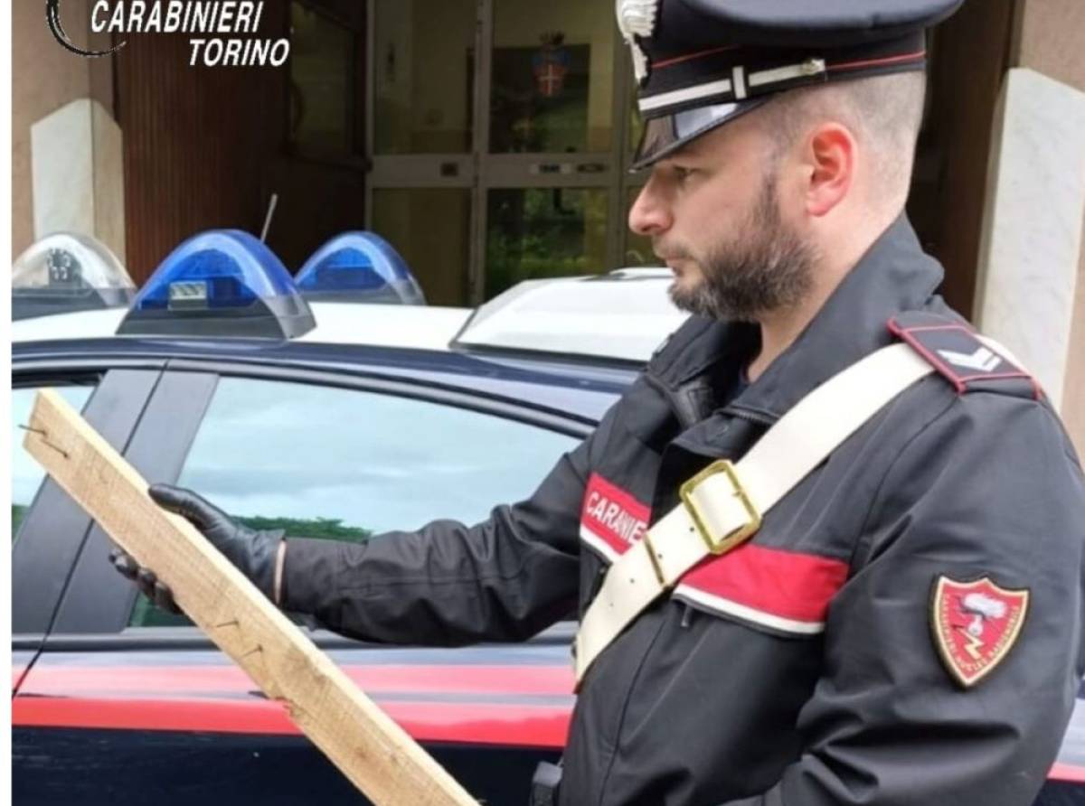 Rapina una donna con un asse di legno con chiodi sporgenti e terrorizza i passanti. Arrestato un 23enne dai carabinieri 