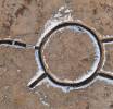 Misterioso monumento  a ferro di cavallo, scoperto dagli archeologi in Francia durante l'ampliamento di una cava