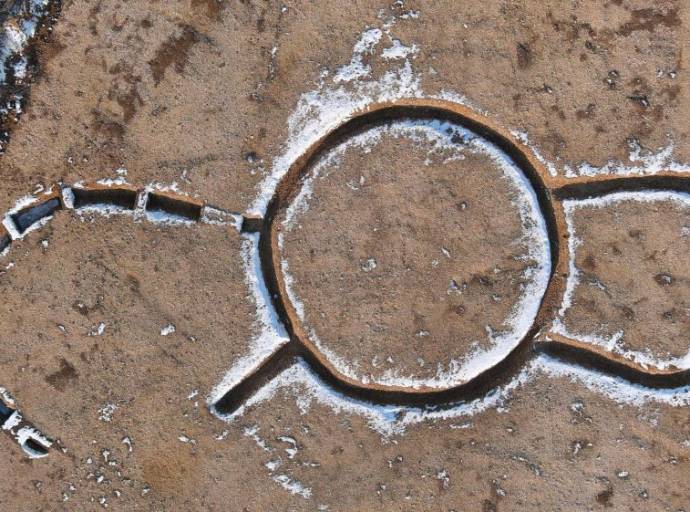 Misterioso monumento  a ferro di cavallo, scoperto dagli archeologi in Francia durante l'ampliamento di una cava