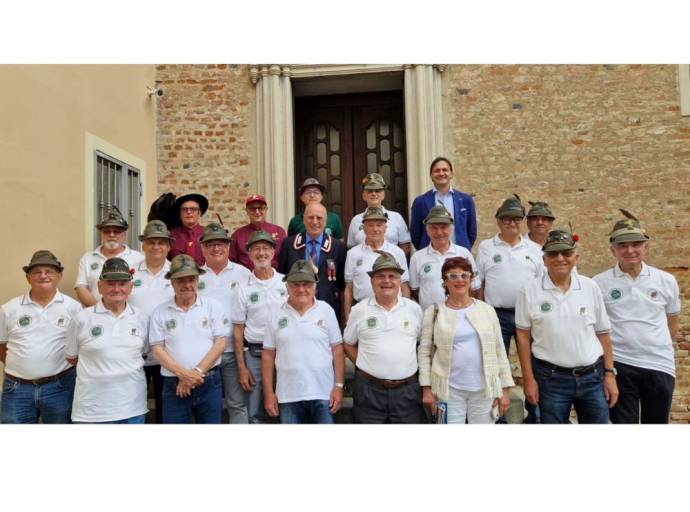 Emozioni e sentimenti di condivisione al centenario delle Penne Nere. Passaggio della "stecca" a San Francesco al Campo