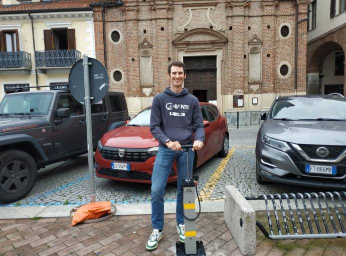 Spunta in piazza Boschiassi la colonnina Stop&Go dedicata ai ciclisti. Obiettivo? Favorire chi predilige la bicicletta e mobilità sostenibile