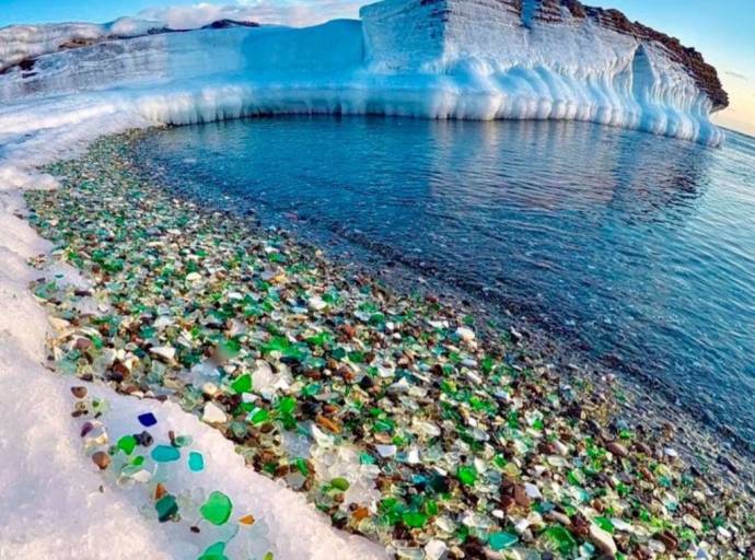 Pietra di mare. E' la gioia e il ricordo struggente di giorni lontani racchiusi in un sacchetto di pezzi di vetro colorati