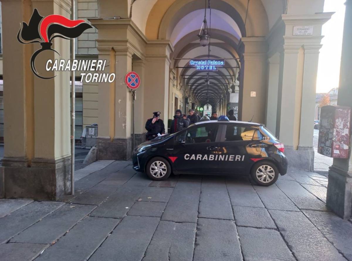 Per fuggire si butta dal balcone di un appartamento che stava svaligiando ma trova ad attenderlo i carabinieri