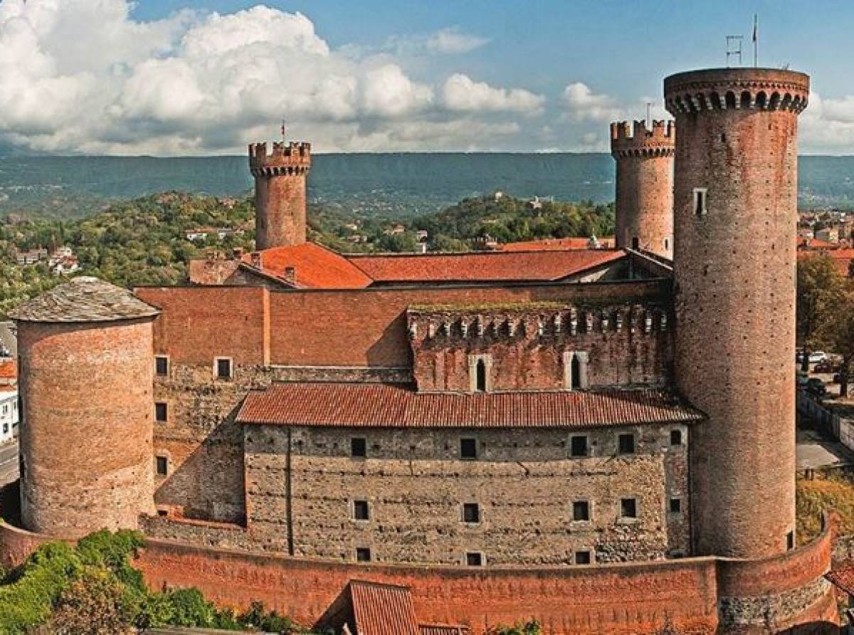 Riapre al pubblico il castello di Ivrea che "le rosse torri specchia sognando alla cerulea Dora"