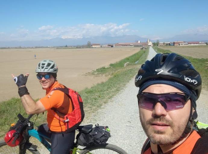 Il viaggio di Dario e Fabiano che da domani pedalano per la ricerca sul cancro da Volpiano a Praga per Airc 