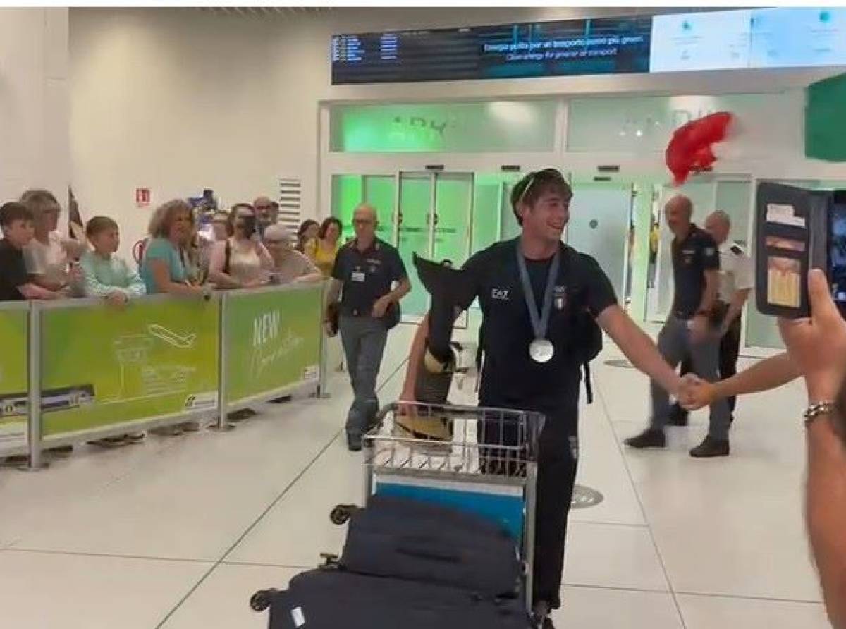 Trionfale arrivo all'aeroporto di Caselle per Gabriele Casadei, medaglia d'argento nella canoa C2 500 in coppia con Tacchini