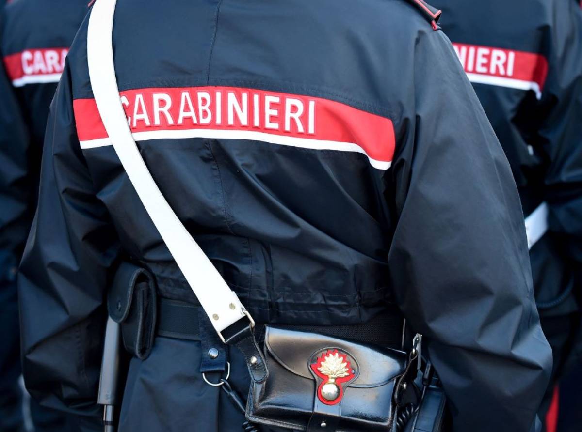 Litiga con il vicino di casa e lo colpisce alla testa con un'accetta. E' successo in un condominio di Avigliana