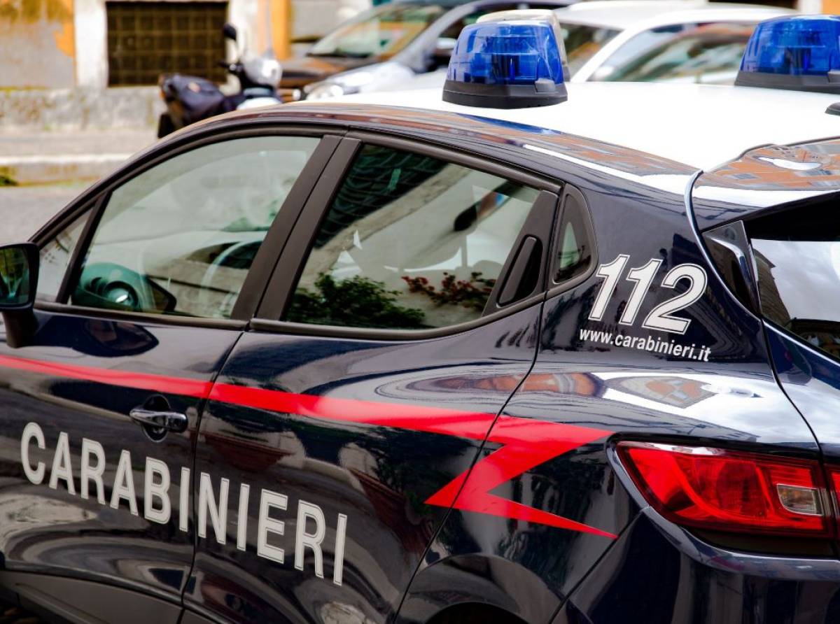 Arrestati mentre tentano di introdursi in un negozio di piazza Massaua. Fermato anche un uomo per aggressione ad un carabiniere. Si era opposto al controllo