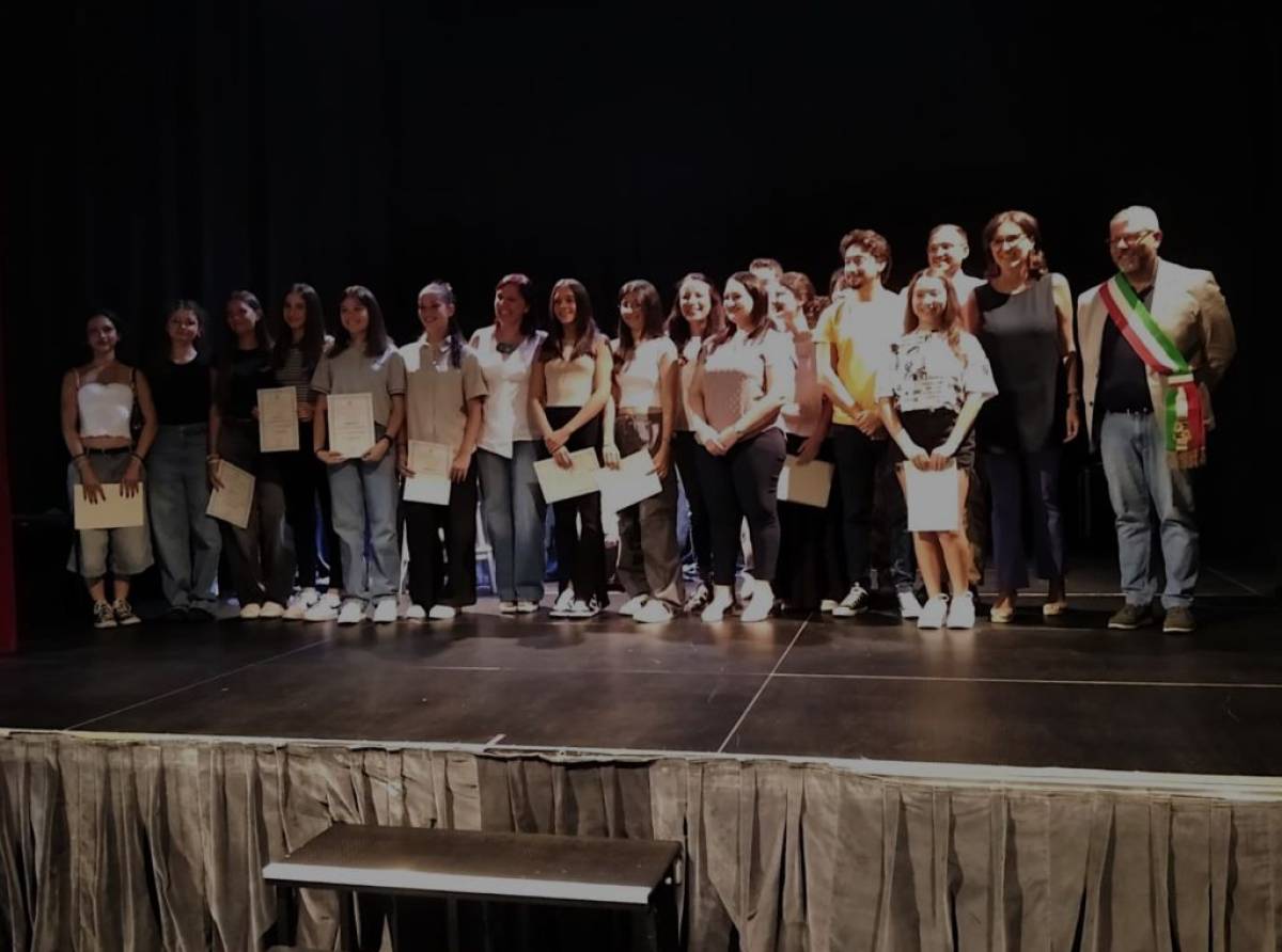 Premio al merito a 11 ragazzi e ragazze che hanno ottenuto il massimo dei voti all'esame di III media