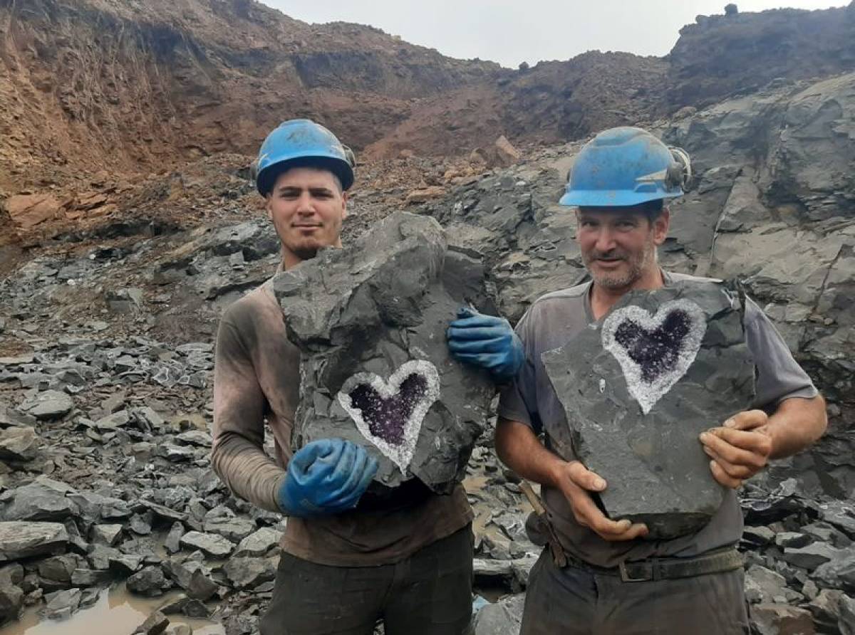 Un geoide di ametista dalla perfetta forma di cuore, trovato nella miniera di Santa Rosa in Uruguay