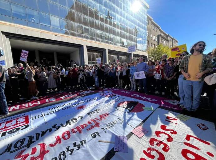 «Chiudete la stanza antiaborto simbolo della repressione femminile». Manifestazione di protesta davanti al Sant'Anna