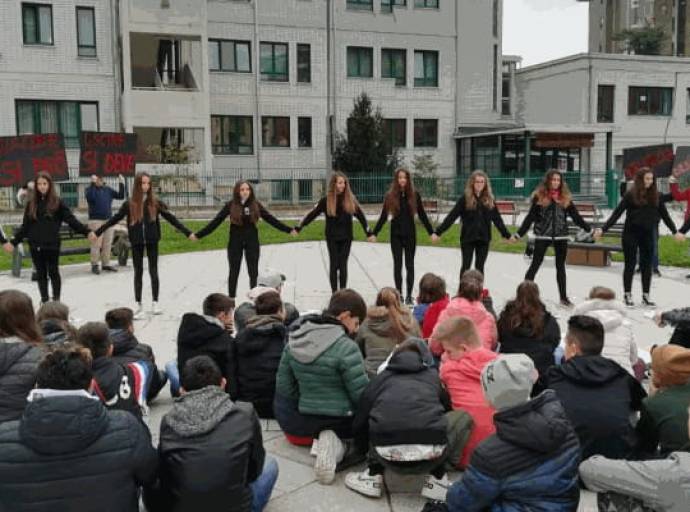 Corteo e canti per le donne afghane. La scuola scende in piazza per dire "no" alla violenza sulle donne