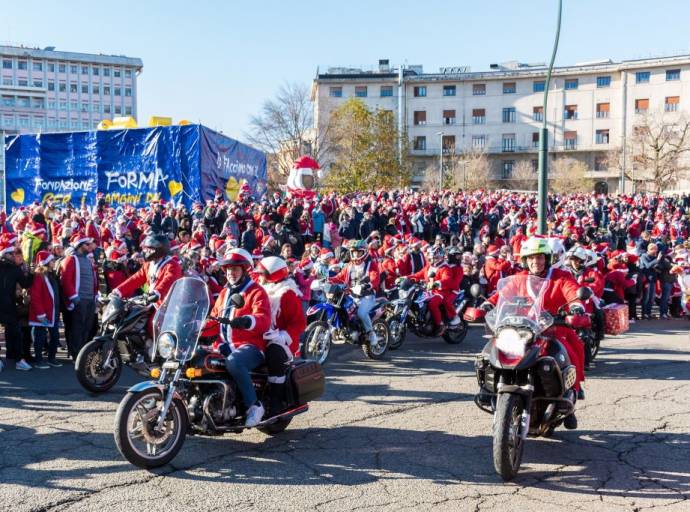 Torna domani la grande festa rossa davanti al Regina Margherita. Il raduno dei Babbi Natale il grande evento solidale a sostegno dell'ospedale pediatrico torinese