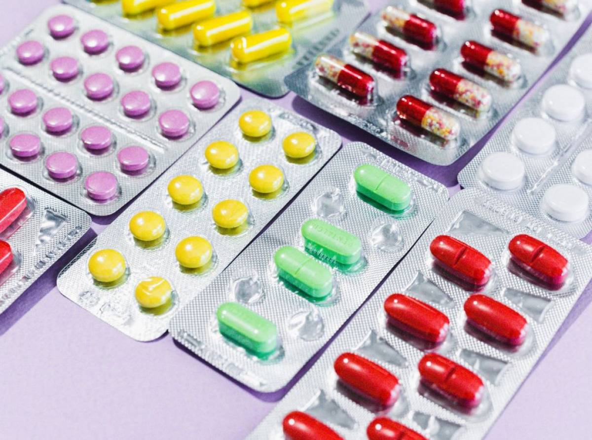 Prima, dopo o lontano dai pasti? Piccola guida all'uso consapevole delle medicine che prendiamo