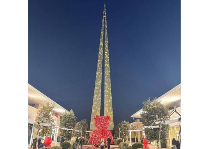 L'albero di Natale più alto d'Europa è all'Outlet Village di Settimo Torinese, il più famoso a New York, il più grande a Gubbio e il più prezioso ad Abu Dabi