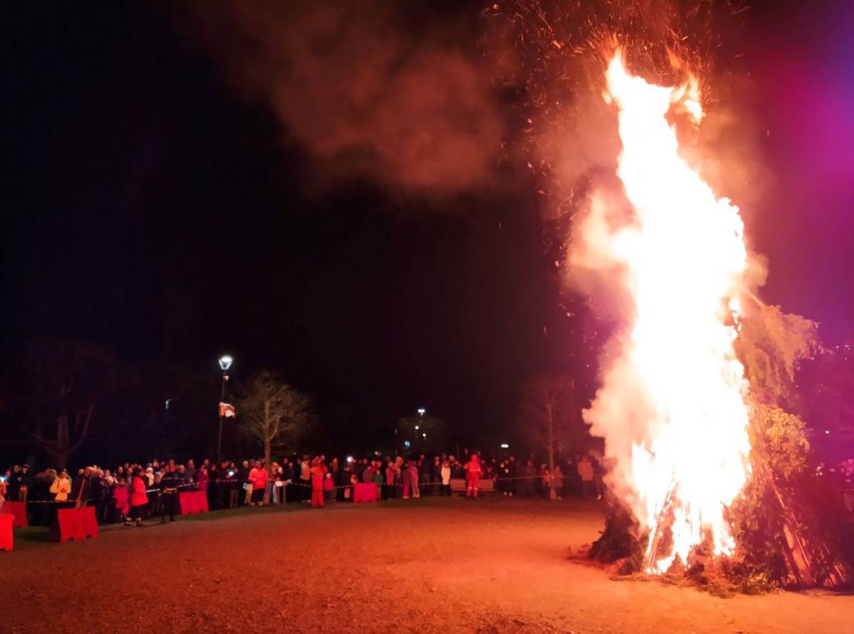 "Bruciamo la befana", lo spettacolare falò a San Raffaele Cimena per chiudere le festività. Quest'anno anche il I° raduno delle befane