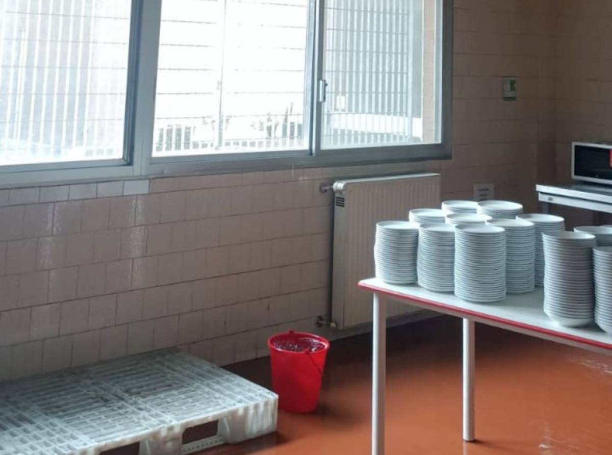 Si rompe un tubo dell'acqua alla scuola "Rigola", mensa off limits e bambini a casa o in aula per il pranzo