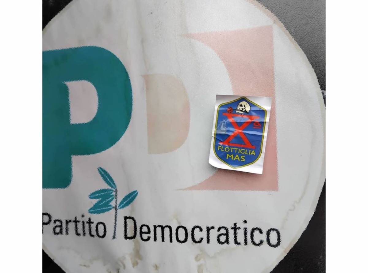 Dopo il "gioco" rubabandiere, attacco alla sede PD-Avs con l'apposizione di un nostalgico amarcord della flottiglia X Mas