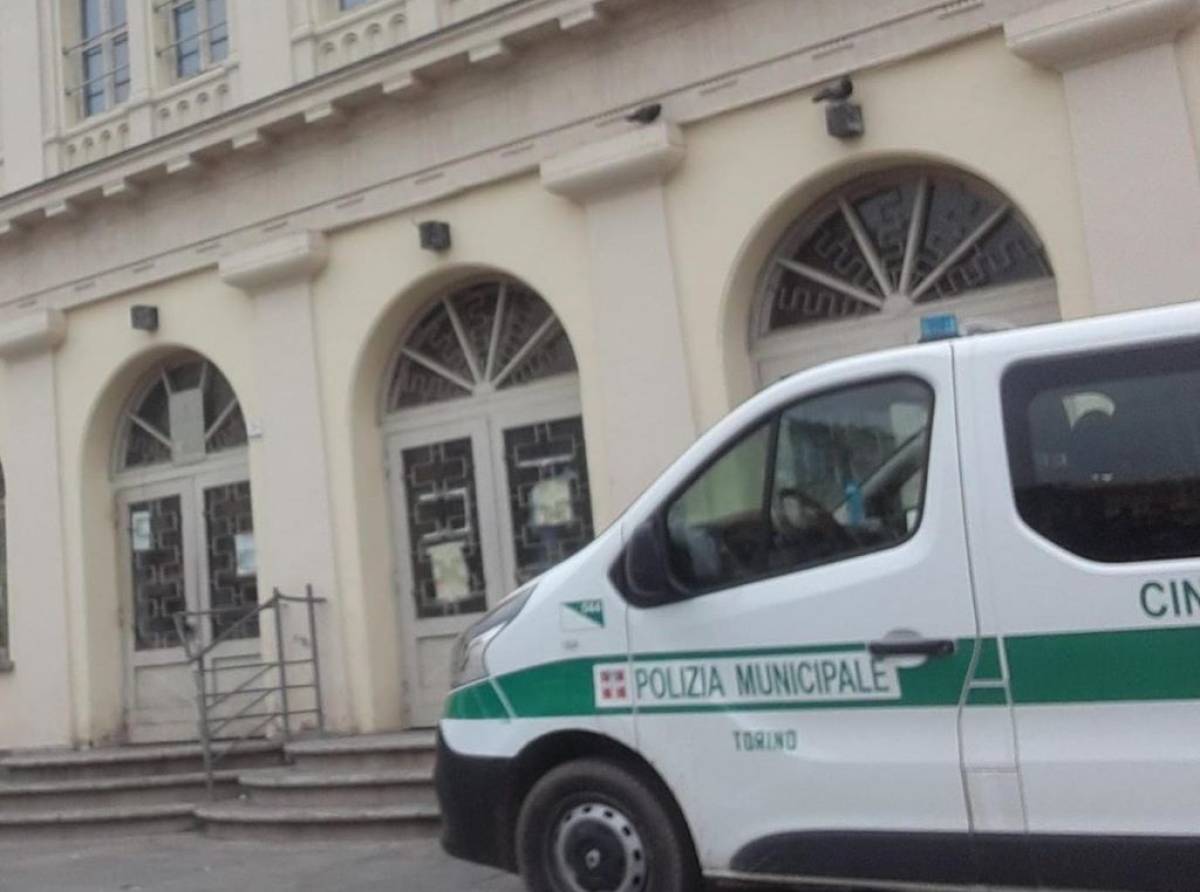 Abiti contraffatti e prodotti con griffe di moda imitata. Maxi operazione della Polizia locale di Porta Palazzo e del quartiere Aurora