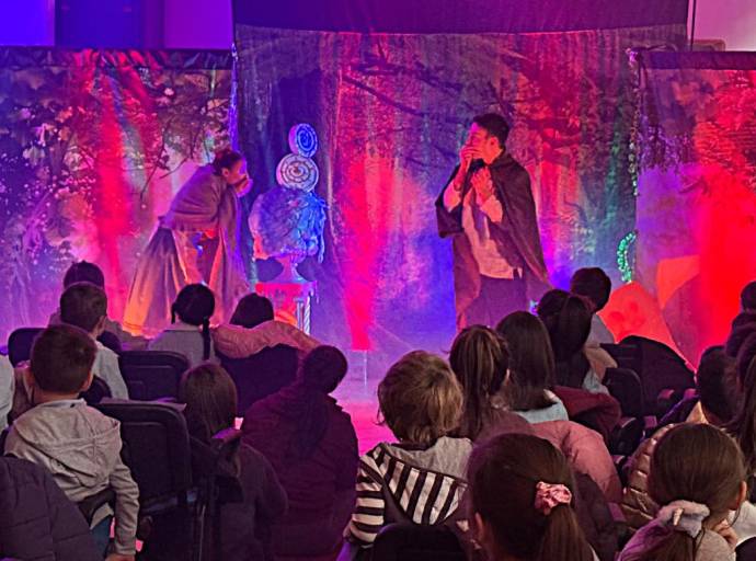 Hansel e Gretel incanta i bambini di Rivara: una fiaba a teatro tra magia, avventura, ma anche riflessione