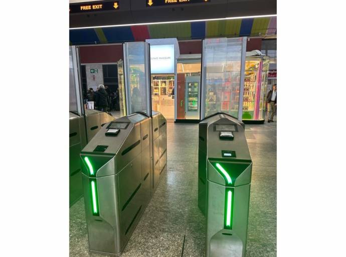 A Torino Porta Nuova, tornelli automatici attivi per l’accesso ai binari. Entra solo chi ha il biglietto