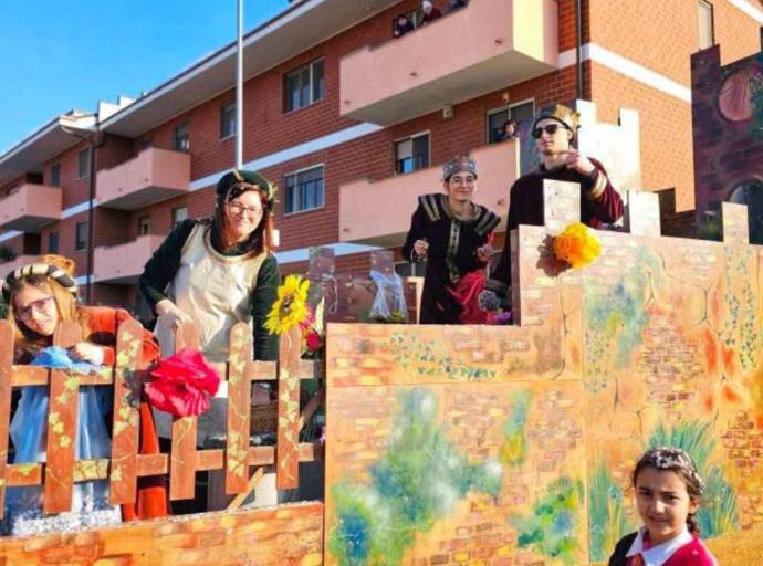 Carnevale 2025: una sfilata tra colori, tradizione e allegria. Un'iniziativa che valorizza il territorio e rafforza il senso di appartenenza