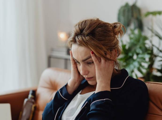 Cefalea, quel mal di testa che non passa: guida su sintomi, diagnosi, trattamenti e prevenzione 