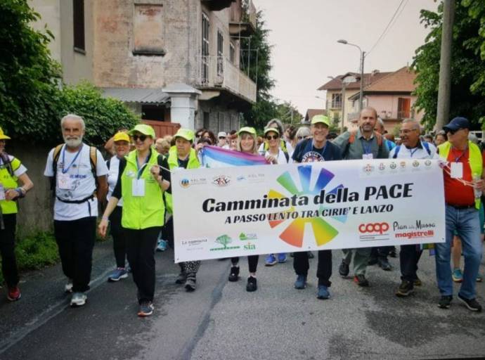 “Camminata della Pace” tra Ciriè e Lanzo: 15 chilometri di passi per la salute, la solidarietà e la non violenza
