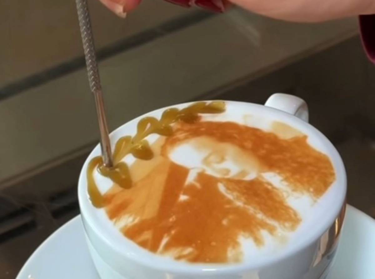 A Collecchio la colazione diventa arte: al Coffee Oraci puoi bere un originale "selfuccino", il capuccino con la tua foto
