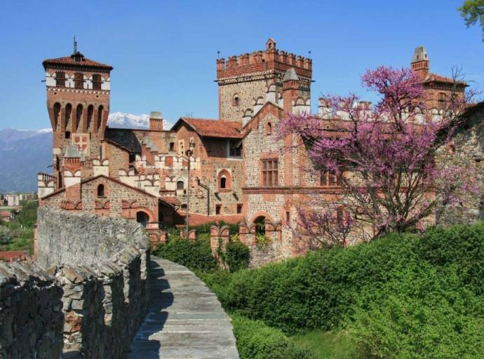 Presentata al castello di Pavone la nuova guida per raccontare il Canavese: eccellenze, itinerari e sapori