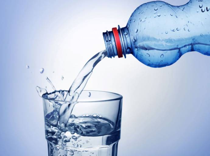 Acqua frizzante e metabolismo: possibili benefici sul glucosio, ma effetti limitati sulla perdita di peso